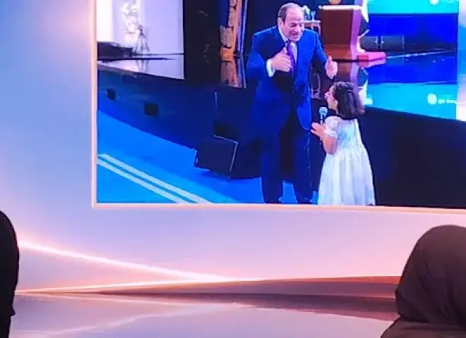 السيسي يلبي أمنية شاب من ذوي الهمم والطفلة تالية خلال ختام منتدى مصر 2026