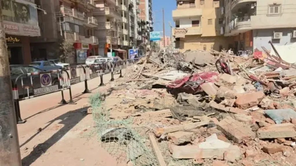 انهيار عقار طنطا يشرد أسرًا ويحطم 5 سيارات.. والأهالي: «شقي عمرنا راح»