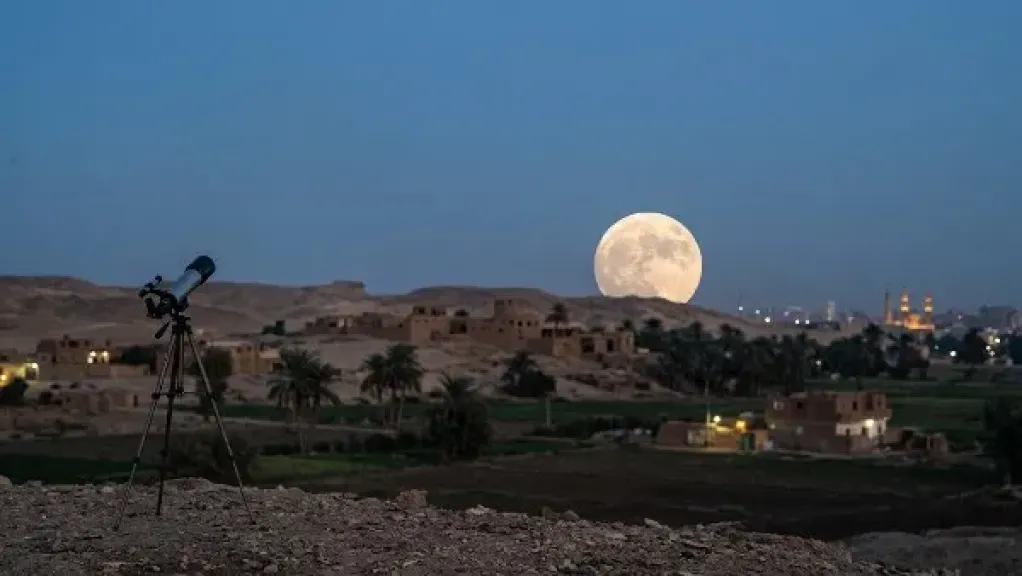«قمر الصيد» يزين السماء بعد غد الإثنين.. أشرف تادرس يكشف أفضل طرق رصد البدر