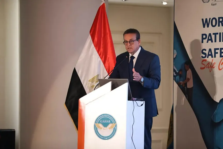 جولة مفاجئة لوزير الصحة بمستشفى المدينة بالعبور.. وتوجيهات بإعادة توزيع الصيادلة
