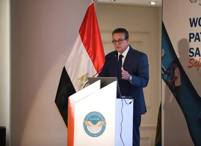 جولة مفاجئة لوزير الصحة بمستشفى المدينة بالعبور.. وتوجيهات بإعادة توزيع الصيادلة