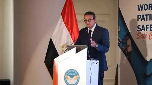 جولة مفاجئة لوزير الصحة بمستشفى المدينة بالعبور.. وتوجيهات بإعادة توزيع الصيادلة