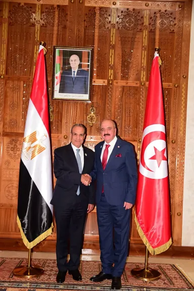 وزير الخارجية يلتقي وزير خارجية تونس على هامش الاجتماع الوزاري لآلية دول الجوار الثلاثية حول ليبيا