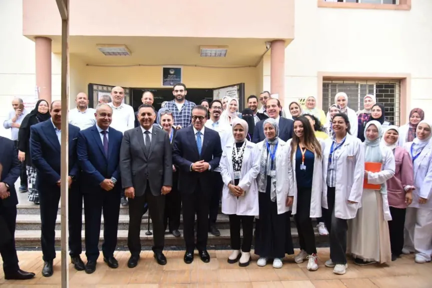 وزير الصحة ومحافظ القليوبية يطلقان الحملة القومية للتطعيم ضد الحصبة والحصبة الألمانية من داخل مدرسة بمدينة العبور
