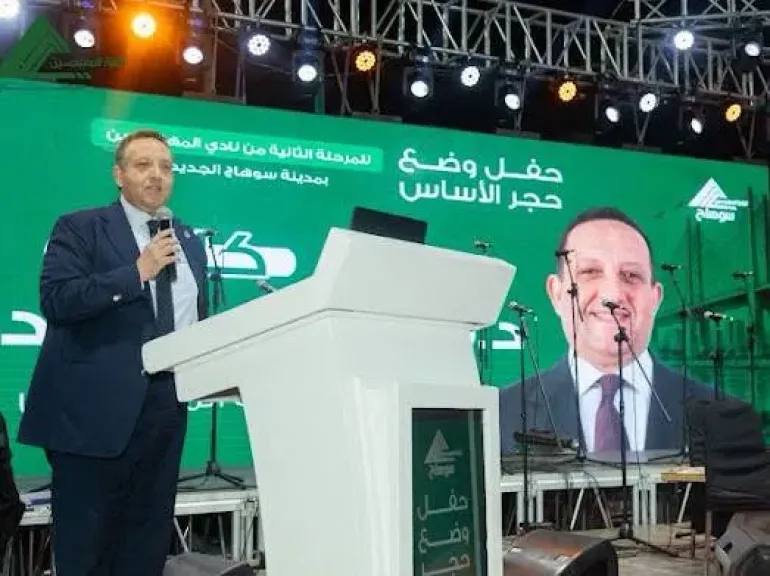 نقيب المهندسين يضع حجر أساس المرحلة الثانية لنادي سوهاج الجديدة