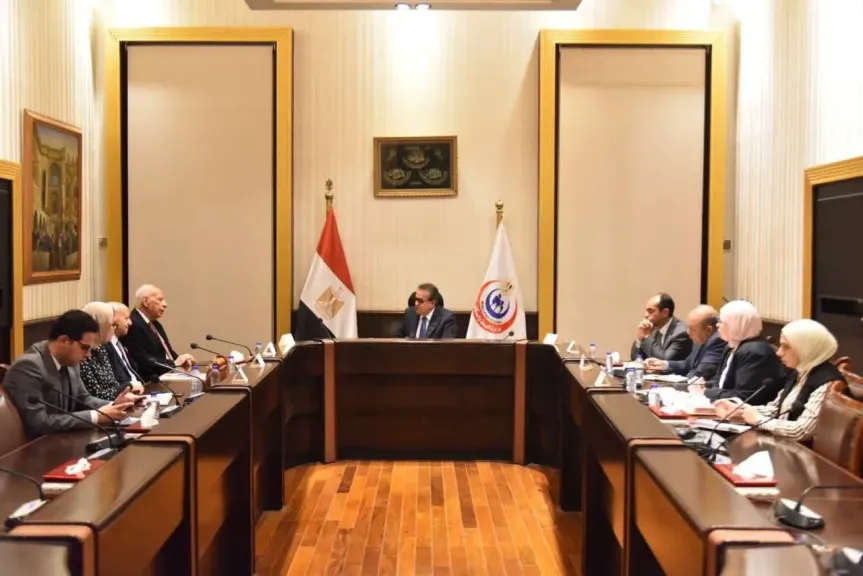 وزير الصحة يلتقي رئيس جمعية الأطباء المصريين بلندن لبحث تعزيز التعاون في التعليم الطبي والتدريب والبحث العلمي