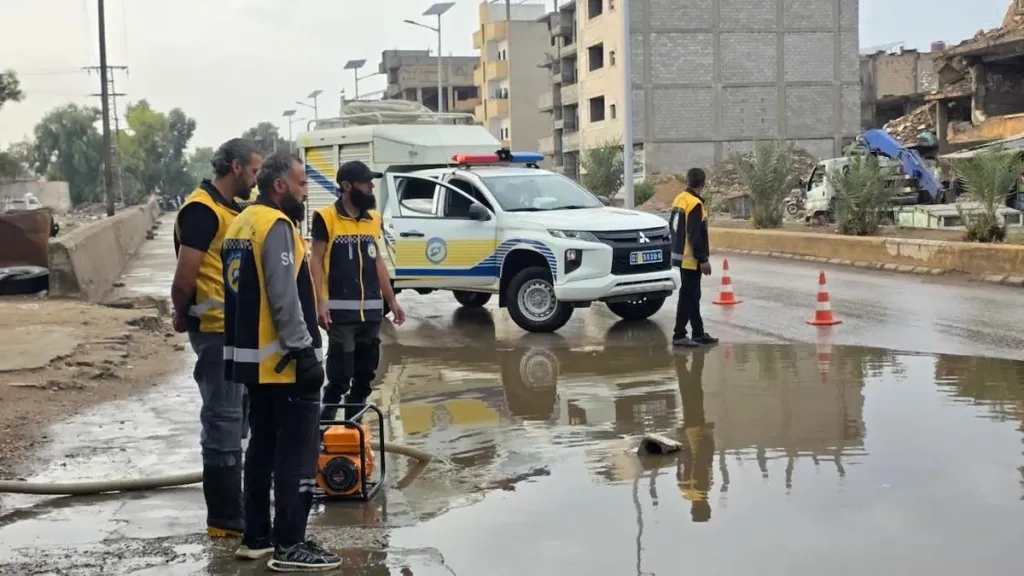 وفاة شخص وإنقاذ 15 مدنيا وإجلاء 375 عائلة وخروج 7 جسور وعبارات وطرق عن الخدمة إثر أمطار وسيول في سوريا