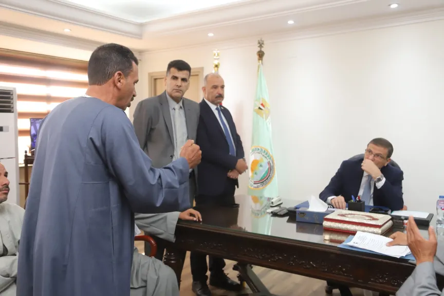 استمرارا للقاءاته الدورية مع المزارعين.. ”فاروق” يلتقي عددا من مزارعي الجيزة لبحث مطالبهم