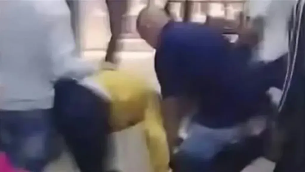 القبض على المتهمين بسحل شاب والاعتداء عليه بسلاح أبيض في قليوب.. فيديو يوثق الواقعة