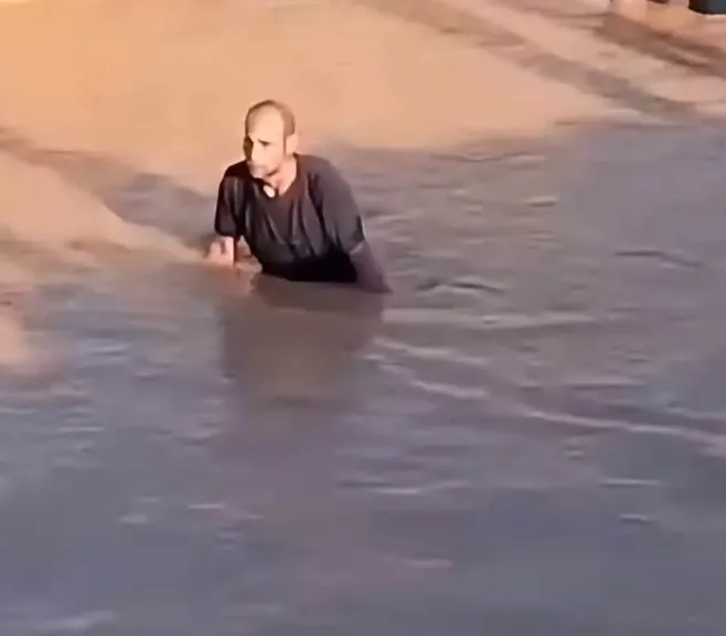 «لن أعود إلى بلدي إلا وهو معي».. شقيق المفقود في سيل وادي وتير يبحث عنه بين رمال شواطئ نويبع