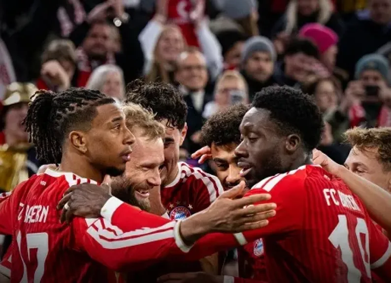 بايرن ميونخ ينهي الشوط الأول متقدمًا على دورتموند في قمة الدوري الألماني